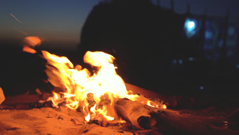 Primer-Plano-De-Una-Llama-Ardiendo-En-El-Desierto-Durante-El-Campamento-Al-Aire-Libre