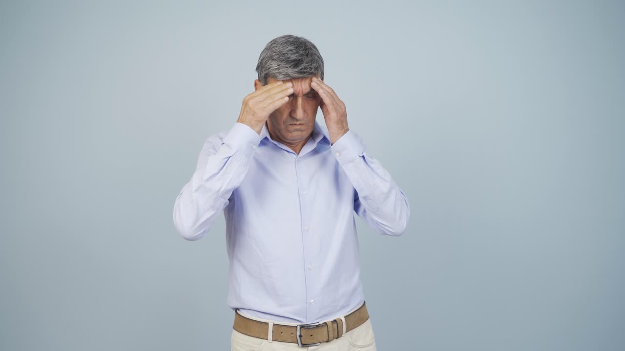 un anciano con dolor de cabeza.