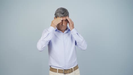un anciano con dolor de cabeza.