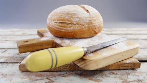 Brotlaib-Mit-Weizenmehl-Und-Messer