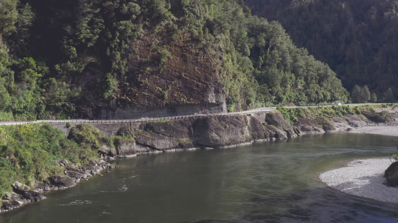 kilkenny lookout 근처의 lower buller gorge를 통과하는 고속도로의 드론 사진