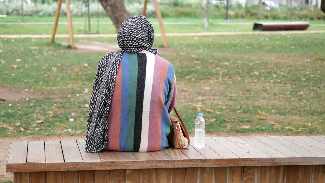 공원에서 앉아 있는 여자