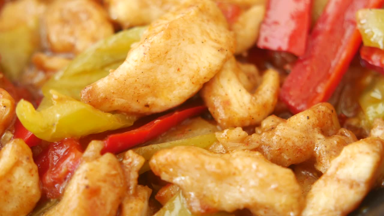 primer plano de pollo y pimientos fritos