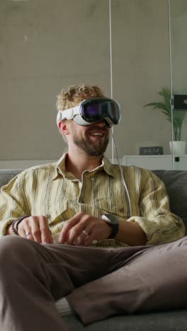 hombre experimentando auriculares de realidad virtual