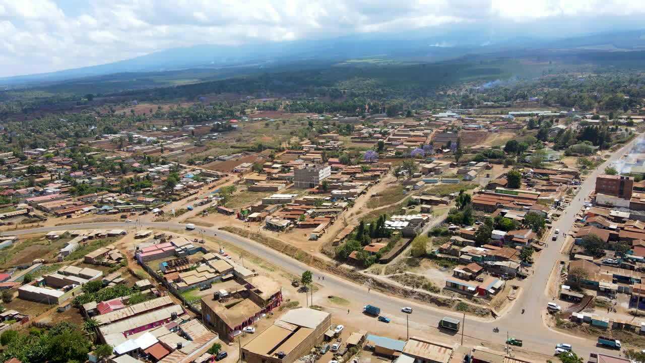 시골 케냐의 작은 마을에 있는 바쁜 동네의 집