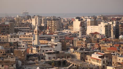 Vista-Aérea-De-La-Antigua-Ciudad-Tradicional-Del-Medio-Oriente-En-El-Mar-Mediterráneo-En-Trípoli,-Norte-Del-Líbano