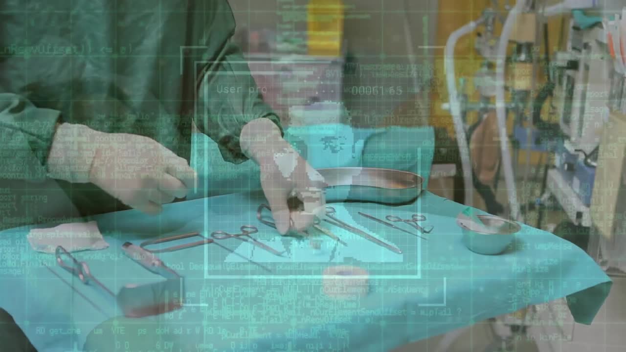 animación del procesamiento de datos sobre una mujer de negocios que trabaja en la oficina