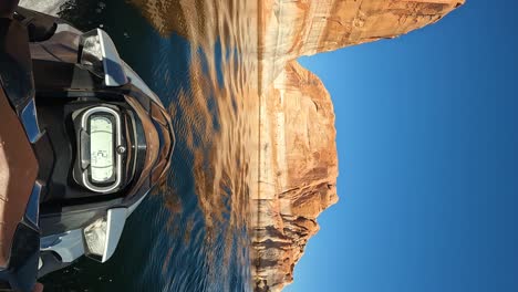 Vertikale-POV-Zeitlupe-Des-Jet-Ski-Antriebs-Im-Lake-Powell-In-Der-Nähe-Der-Klippe-Des-Glen-Canyon