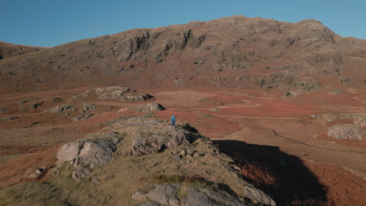 와스데일 레이크 디스트릭트 영국에서 겨울에 산을 향해 바위 노두에 등산객 위로 비행