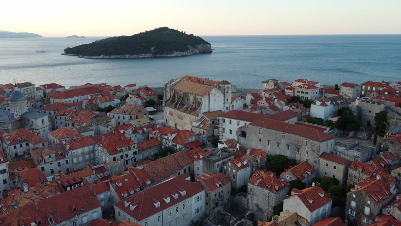 Costa croata e città di Dubrovnik al tramonto AEREA