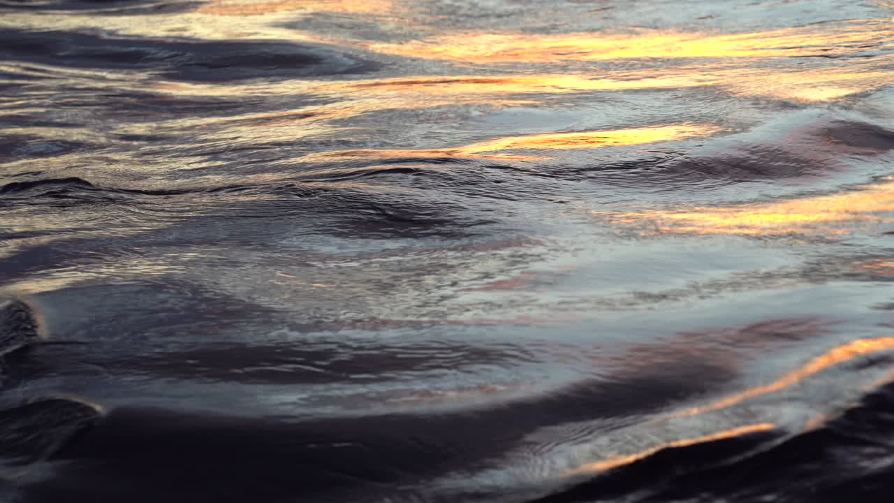 olas del océano por la noche al atardecer con brillantes reflejos