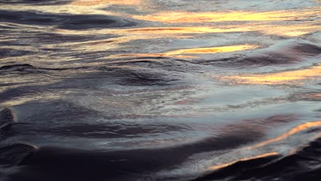 olas del océano por la noche al atardecer con brillantes reflejos