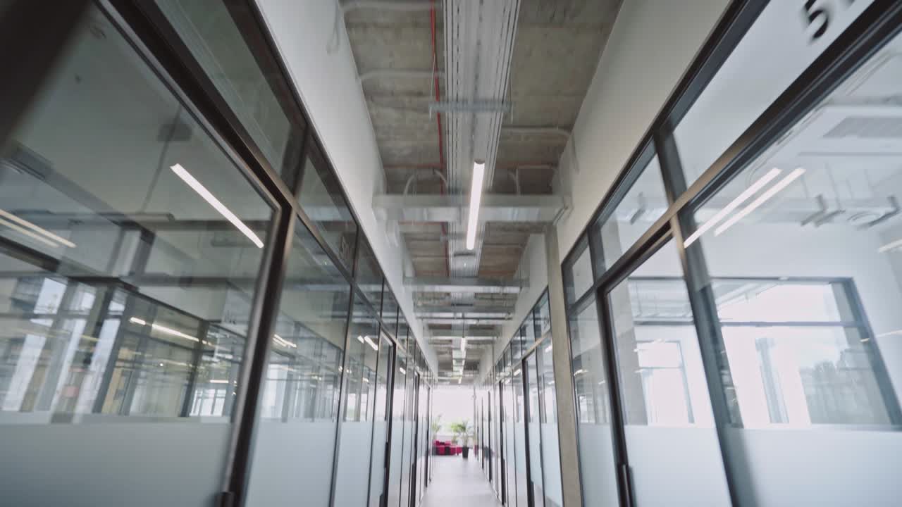 corredor de un edificio de oficinas, arquitectura moderna, diseño simple en el lugar de trabajo