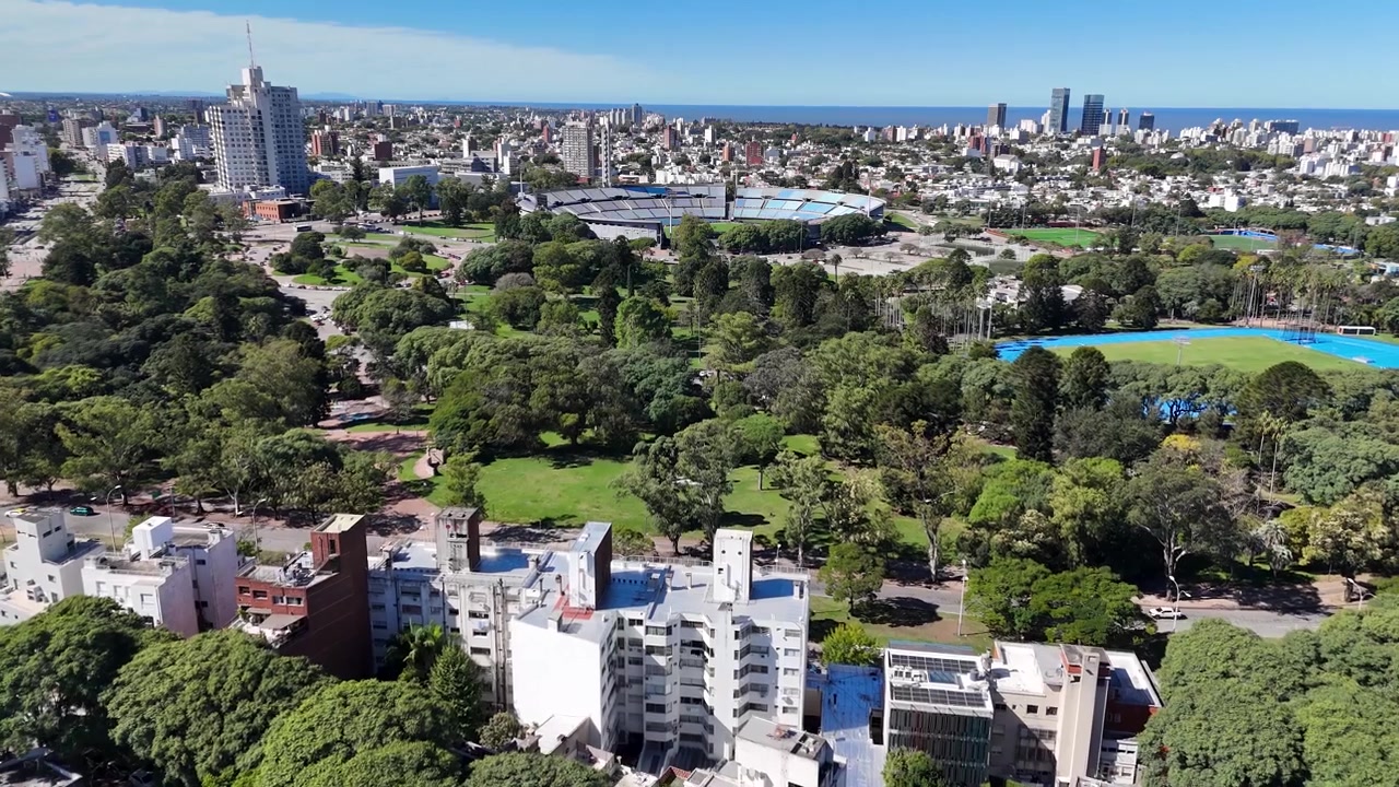 Estadio Centenario en Montevideo, Uruguay. Estadio de fútbol. Distrito céntrico. Campo de fútbol. Estadio Centenario en Montevideo, Uruguay. Recinto deportivo. Estadio de fútbol