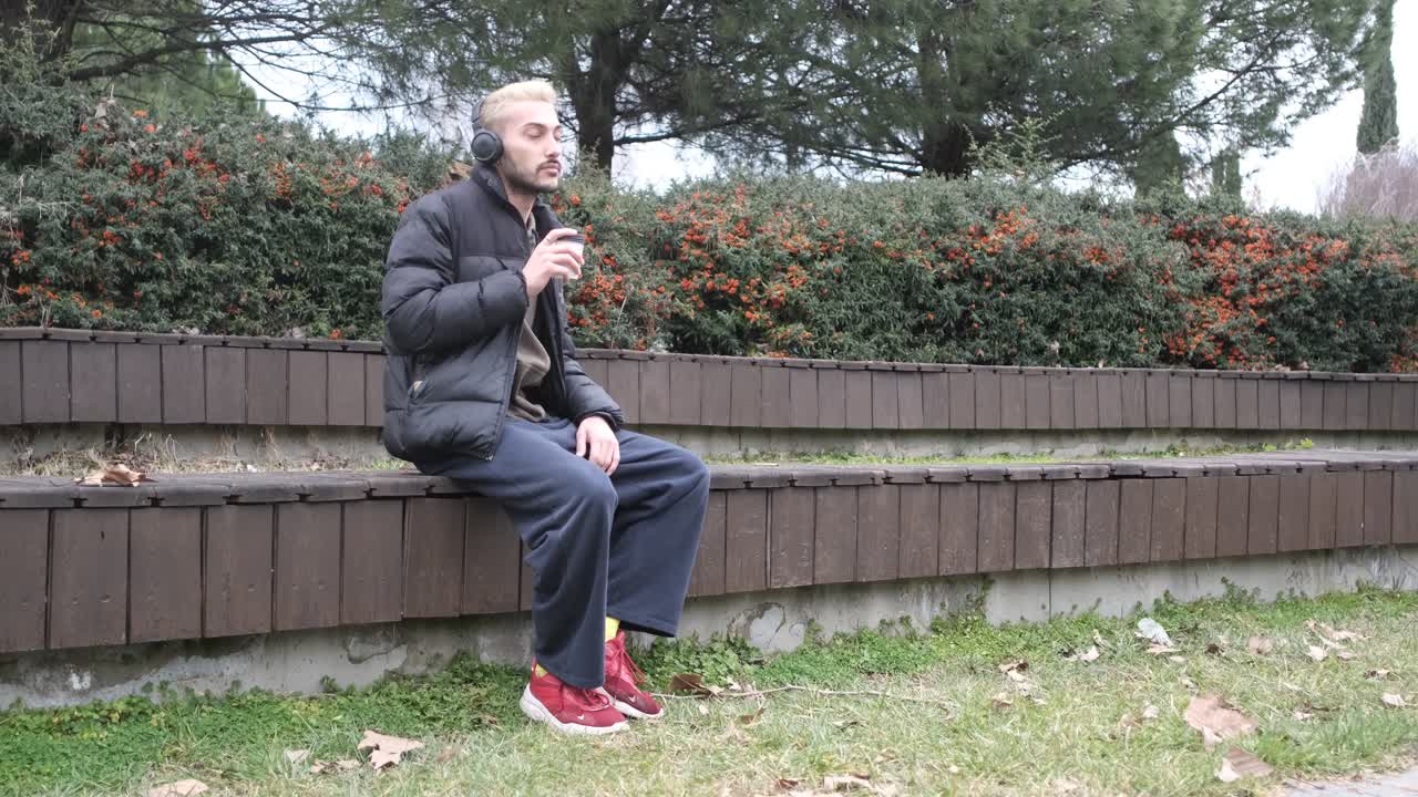 젊은이가 공원에서 휴식을 취합니다.