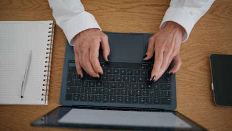 copywriter dedos escribiendo teclado de computadora lugar de trabajo top. mujer creando texto