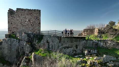 星期天和家人一起在villuercas和ibores的地质公园在城堡的小屋caceres extremadura