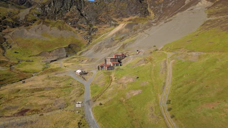 edificios abandonados de la mina en la fuerza crag mina coledale beck en el distrito de los lagos ingleses