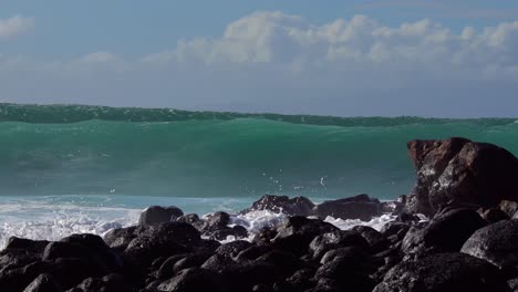 Blue-waves-roll-into-the-coast-of-Hawaii-and-break-on-the-shore-6