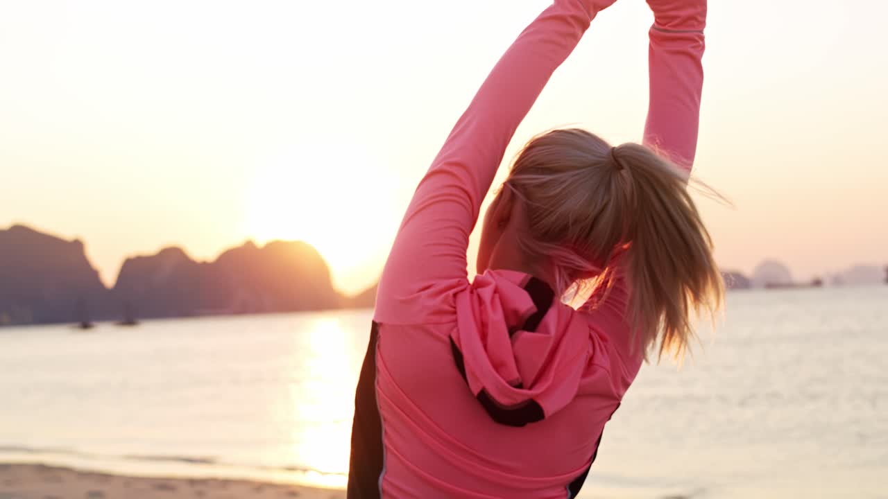 달리기 전에 운동 하는 여자 의  ⁇ 드헬드 비디오 쇼