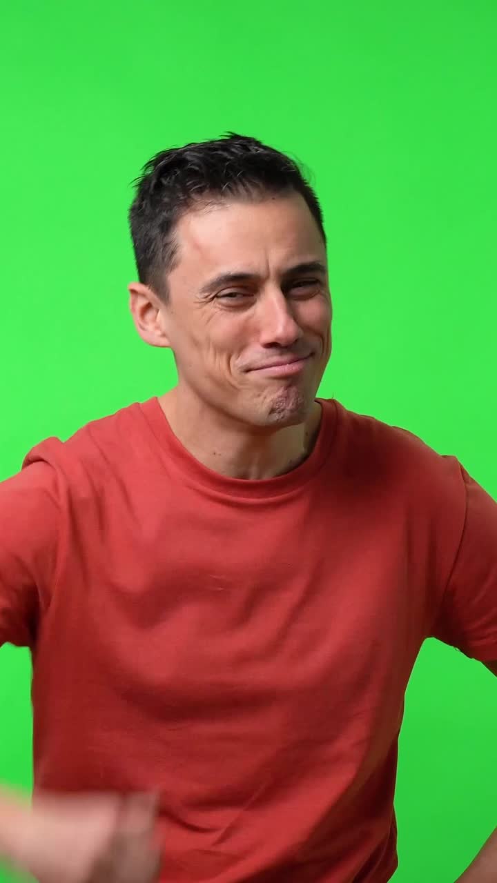 Uomo con maglietta rossa su schermo verde.