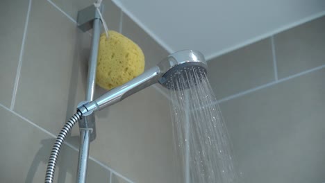 agua cayendo de una cabeza de ducha en cámara lenta
