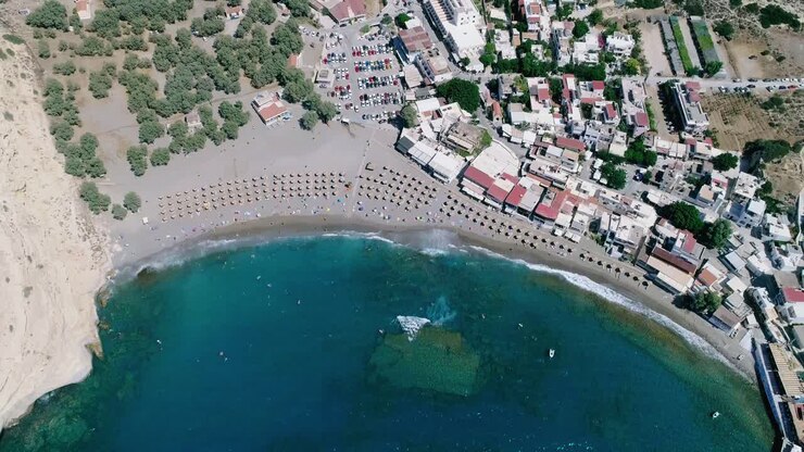 Vista deslumbrante de drone sobrevoando a praia e a baía em Matala, Creta, Grécia