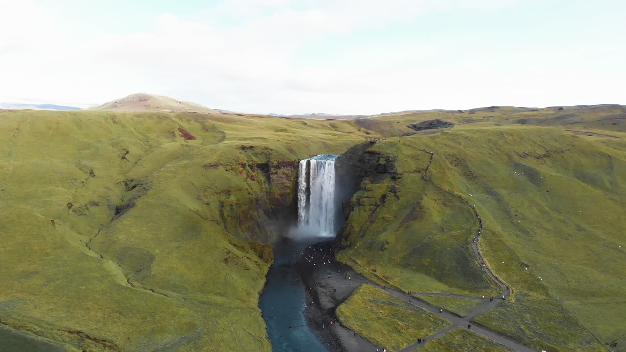 paisaje prístino de las tierras altas en islandia con el valle de la cascada de skogafoss