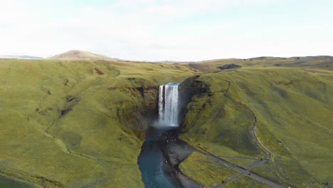 Prístino-Paisaje-Montañoso-En-Islandia-Con-El-Valle-De-La-Cascada-Skogafoss