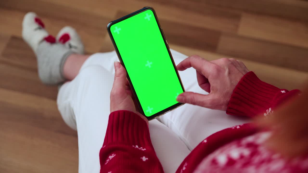 녹색 스크린 손에 pnone 크리스마스 시간