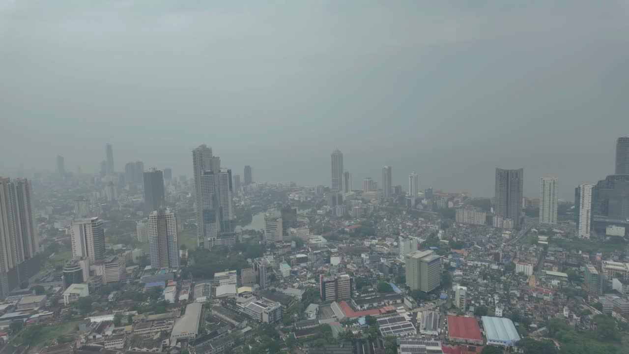 스리랑카 의 콜롬보 에 있는 로터스 타워 에서 매우 구름 은 날 에 볼 수 있는 공중 풍경