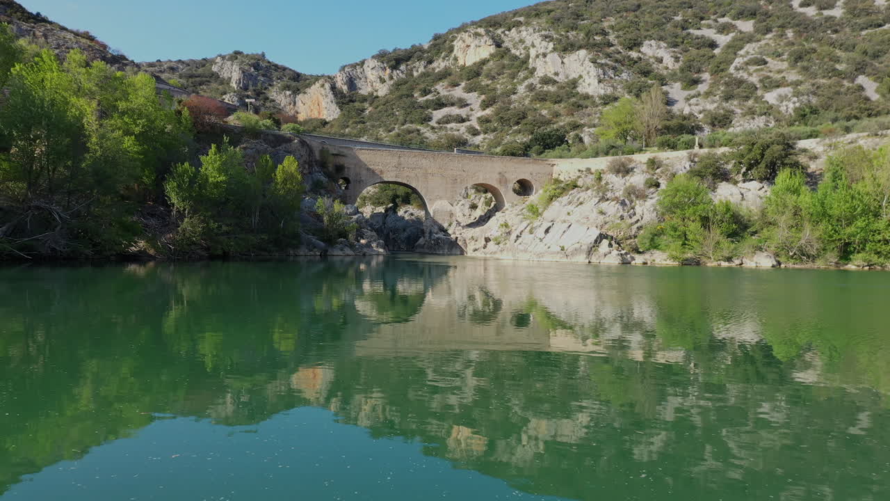 monumento histórico patrimonio de la humanidad de la unesco fotografía aérea sobre el río herault