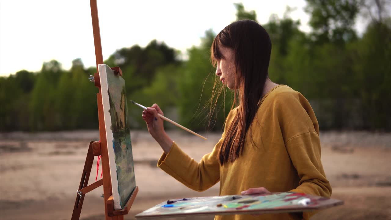 야외에서 그림을 그리는 여자