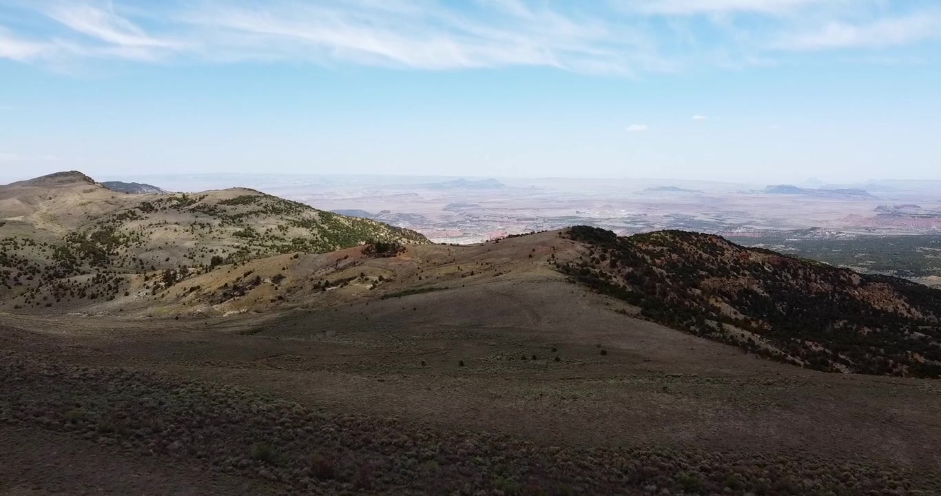 Vista aerea con drone di un paesaggio desertico nello Utah rurale.