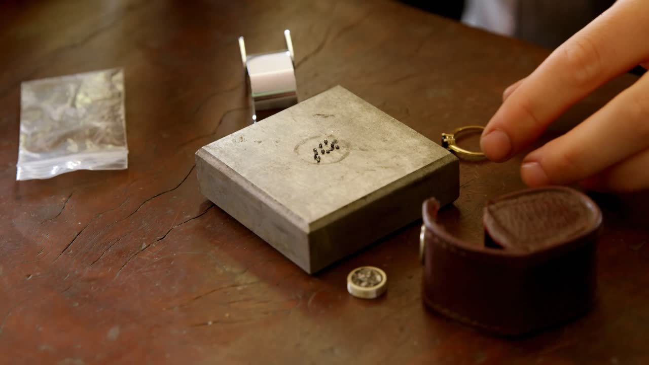 4k 워크 ⁇ 에서 일하는 여성 보석 디자이너