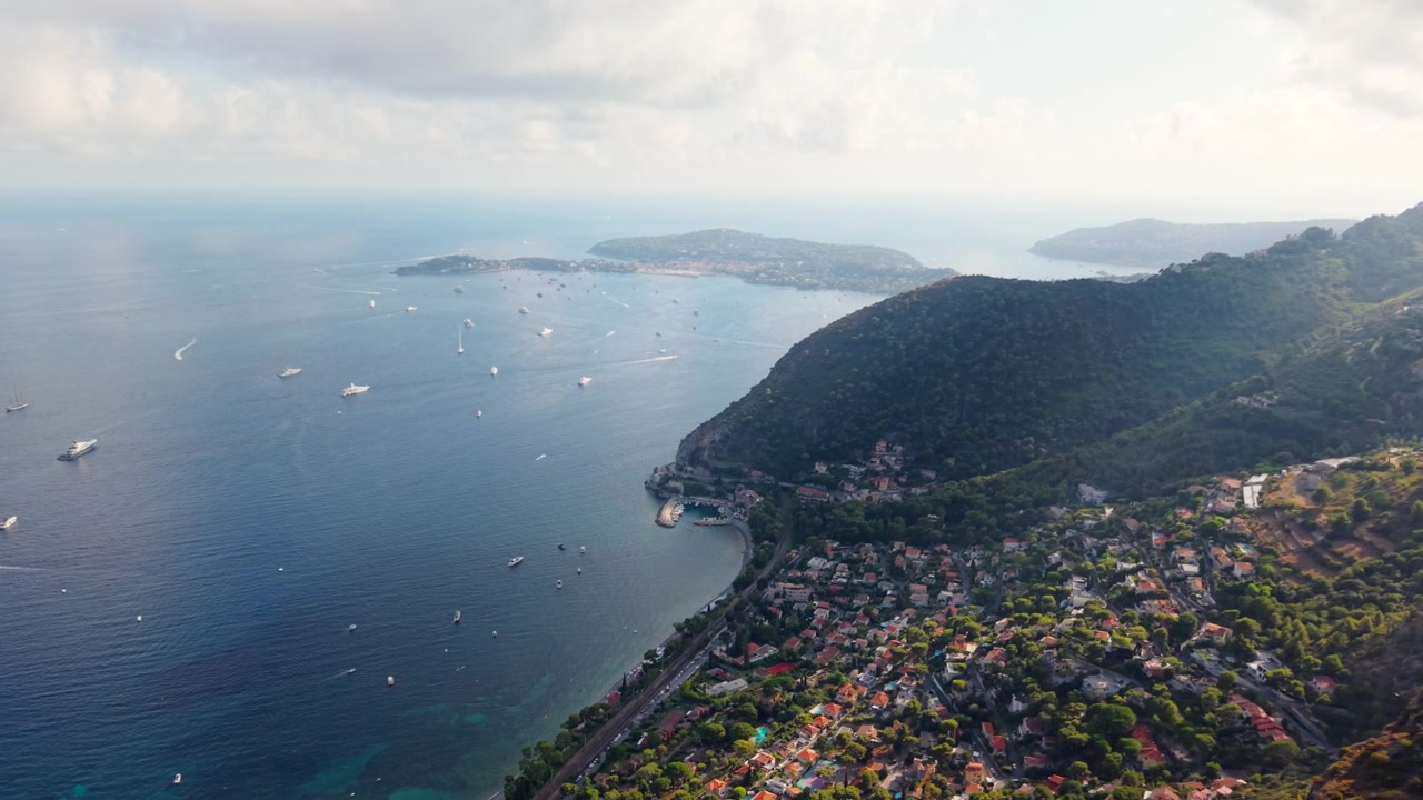 Veduta aerea del villaggio di Eze, con vista sulla costa della Costa Azzurra, yacht ancorati nella baia, la penisola di Cap Ferrat e il Mar Mediterraneo sotto la città di montagna, Francia.