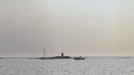 una vista al mar con lanchas rápidas y barcos en alghero en la isla de cerdeña después del atardecer