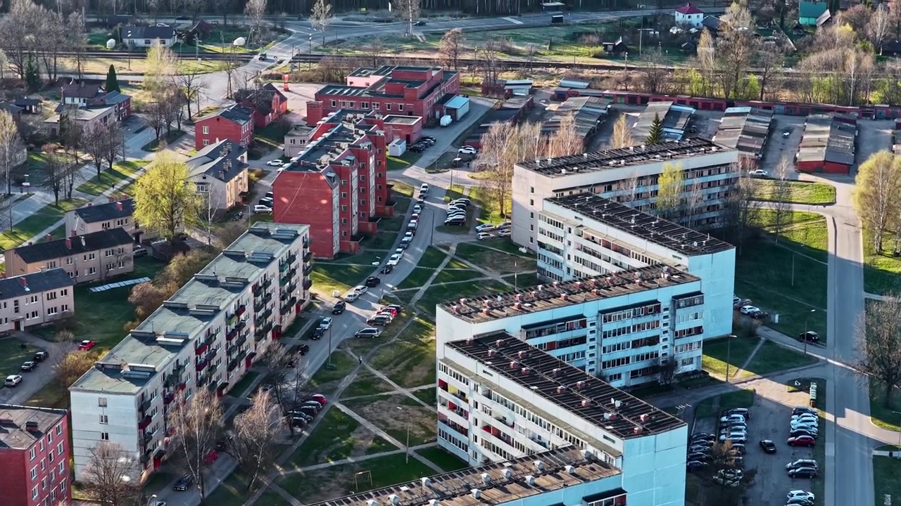 Quartiere cittadino con condomini dell'era sovietica al tramonto in veduta aerea.