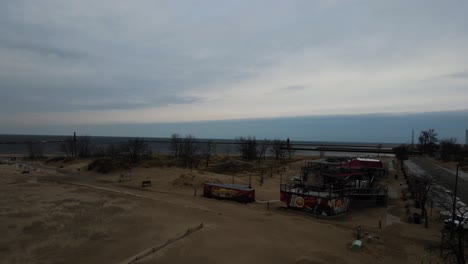 vista de drones de un día ventoso y nublado en la playa