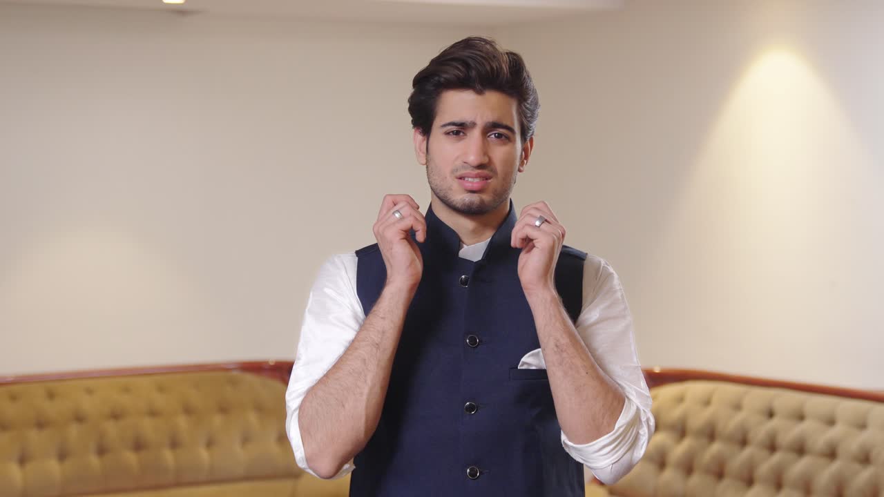 hombre indio disculpándose y pidiendo perdón