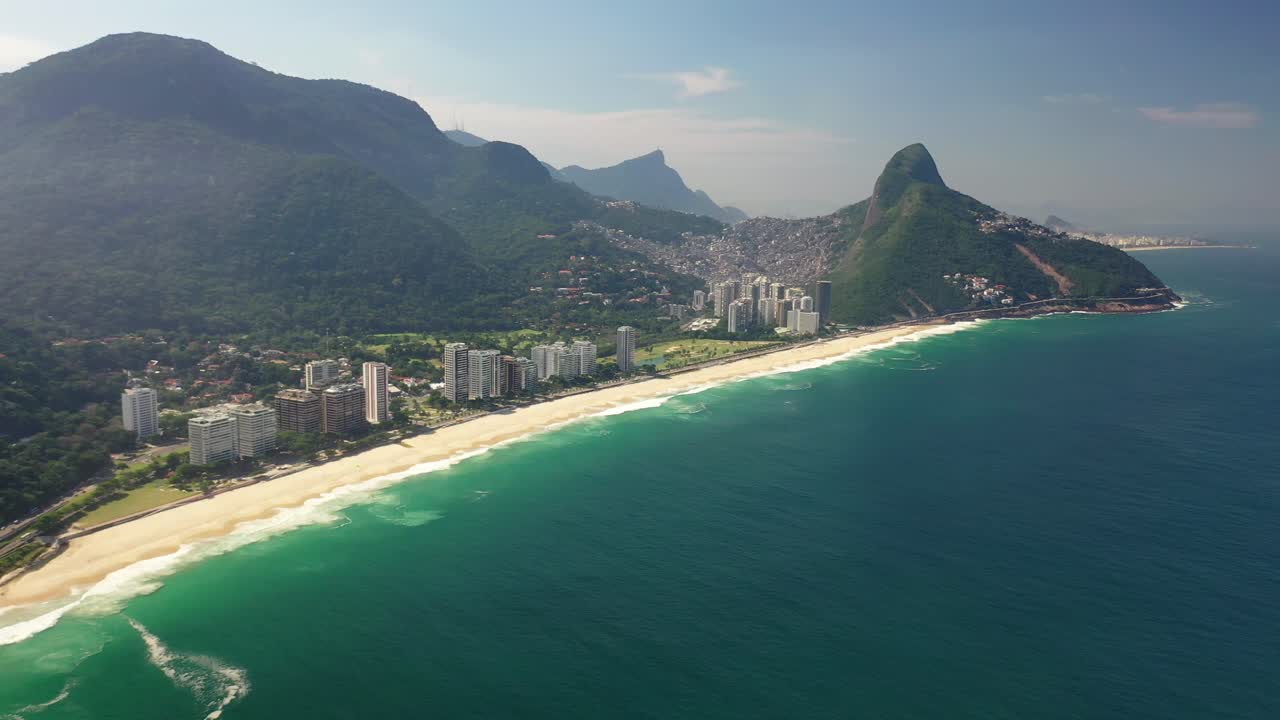 Splendida vista panoramica aerea di Rio de Janeiro, Brasile, con la sua iconica costa, spiagge sabbiose, l'Oceano Atlantico e lo skyline urbano. Un paesaggio urbano tropicale e suggestivo, nonché una famosa destinazione di viaggio.
