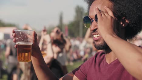 afrikaanse man die op het festival danst.