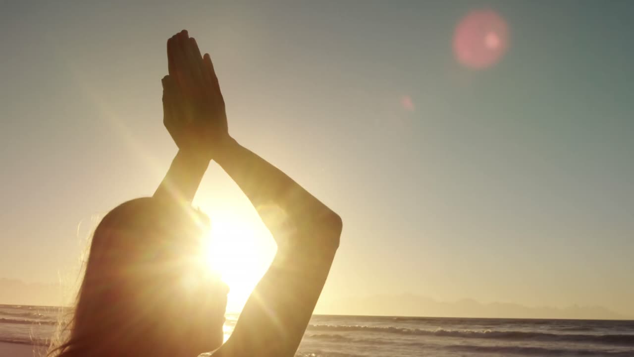 ビーチでヨガをやって女