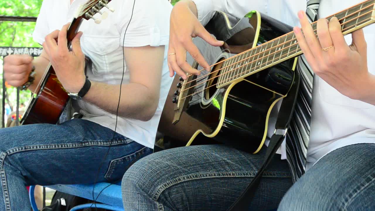 Actuación de guitarristas. El hombre y la mujer tocan.