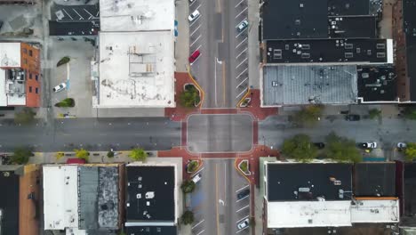 Vista-Aérea-De-Drones-De-Arriba-Hacia-Abajo-Sobre-La-Intersección-De-Calles-Urbanas-En-La-Ciudad-De-Columbia,-Missouri