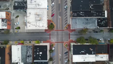 vista aérea de drones de arriba hacia abajo sobre la intersección de calles urbanas en la ciudad de columbia, missouri