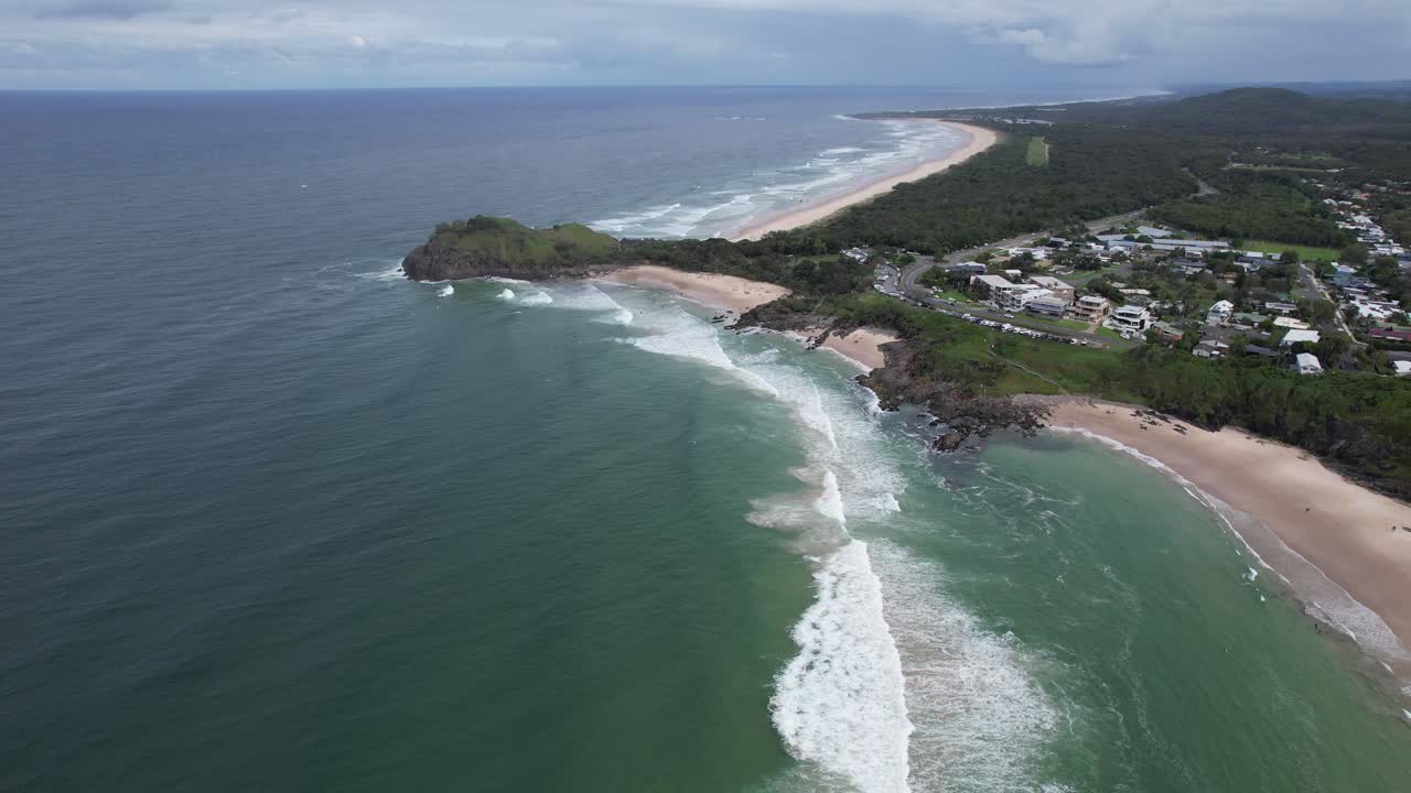 vista aérea de la playa de cabarita y la ciudad de bogangar a lo largo del mar de coral en nueva gales del sur, australia