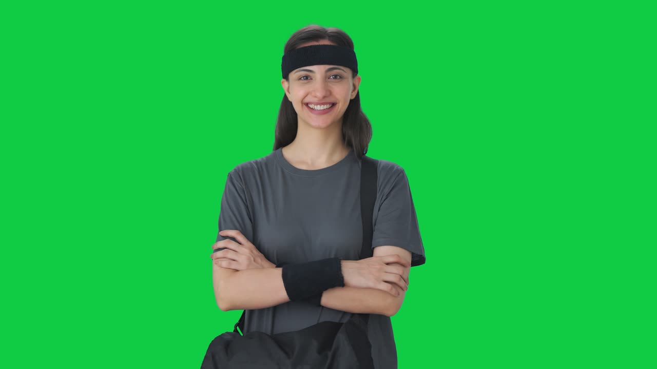 Mutlu Hintli kızın spor çantalı portresi Yeşil ekran