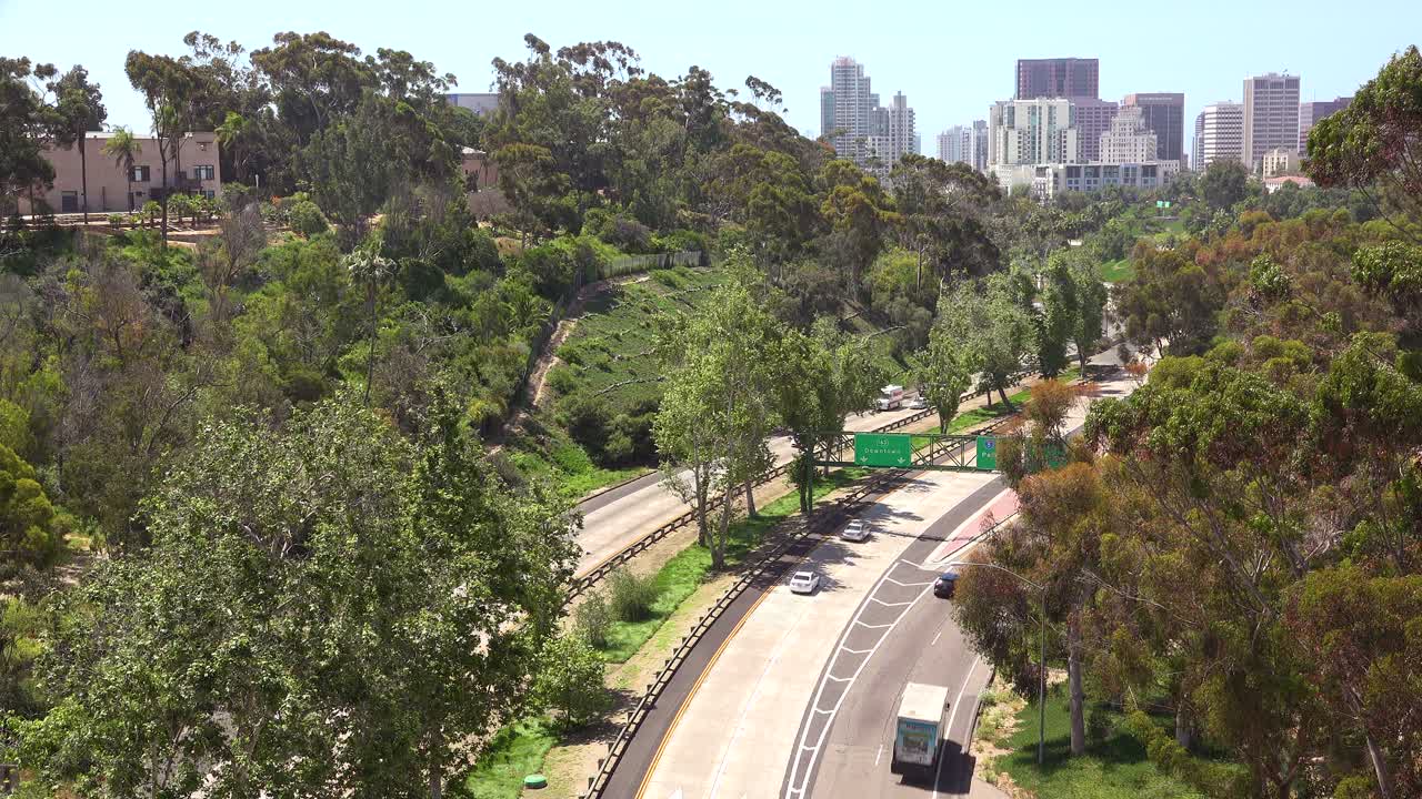 교통은 샌디에이고 1 근처의 캘리포니아 고속도로를 따라 움직입니다.