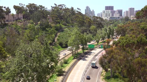 el tráfico se mueve a lo largo de una autopista de california cerca de san diego 1
